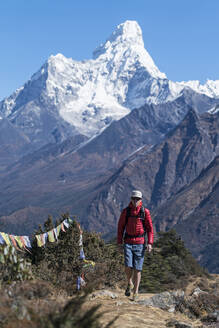 Mann beim Wandern auf der Ama Dablam Expedition, Khumbu, Nepal - CAVF74456