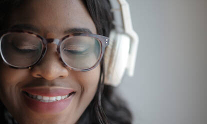 Porträt eines Mädchens, das mit Kopfhörern Musik hört - CAVF74471