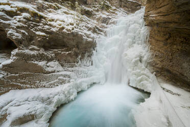 Johnston Canyon Gefrorener Wasserfall im Winter - CAVF74475
