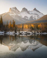 Drei-Schwestern-Berge, Canmore, Alberta - CAVF74476