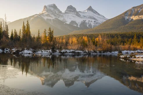 Drei-Schwestern-Berge, Canmore, Alberta - CAVF74478