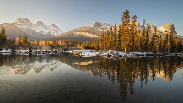 Drei-Schwestern-Berge, Canmore, Alberta - CAVF74479