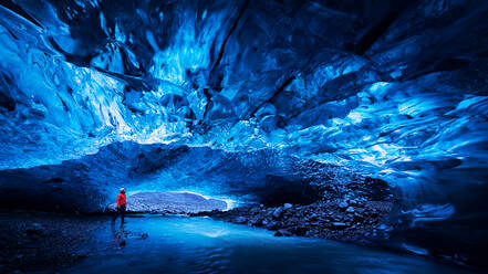 Blaue Eishöhle im Vatnajokull-Gletscher, Island - CAVF74496