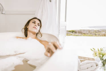 Young woman relaxing in bathtub - SDAHF00094