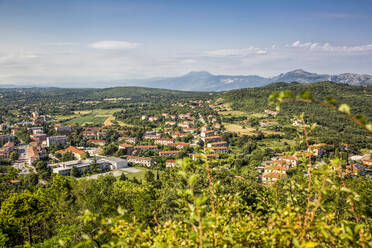 Kroatien, Istrien, Naturpark Ucka, Blick auf Labin und Vojak - MAMF01122