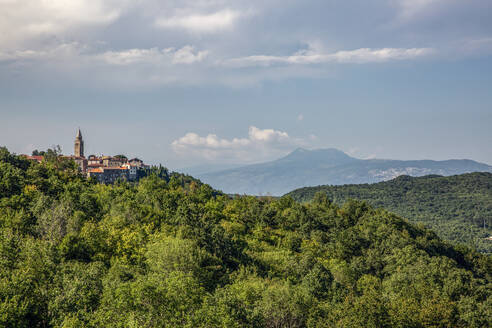 Kroatien, Istrien, Labin, Blick auf die Stadt und die grünen Hügel - MAMF01136