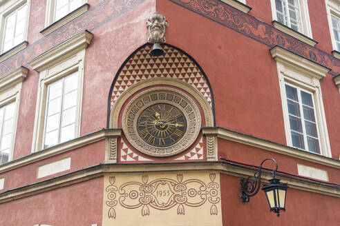 Verzierte historische Uhr an der Fassade eines Hauses am Marktplatz in der Altstadt, Warschau, Polen - TAMF02169