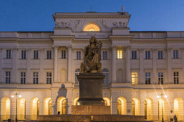 Beleuchteter Präsidentenpalast mit dem Denkmal von Nicolaus Copernicus im Vordergrund, Warschau, Polen - TAMF02201