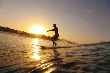 Surfer bei Sonnenuntergang, Bali, Indonesien - KNTF04280
