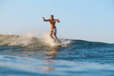 surfer, Bali, Indonesien - KNTF04282