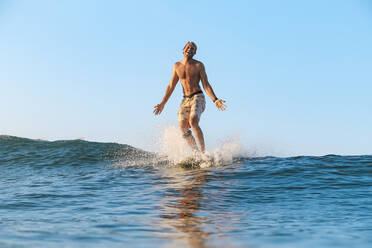 surfer, Bali, Indonesien - KNTF04283