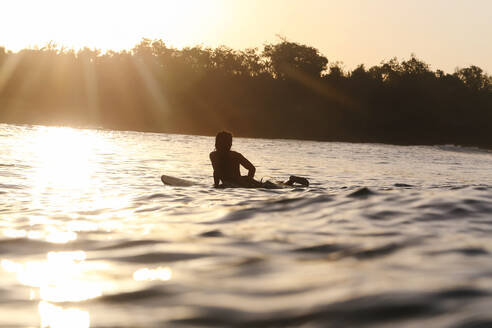 Surferin bei Sonnenuntergang, Bali, Indonesien - KNTF04285