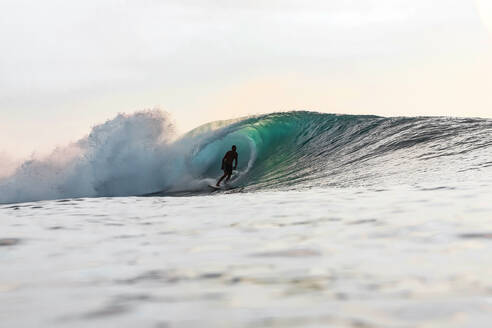 Surfer am Abend, Bali, Indonesien - KNTF04287