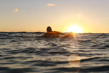 Surfer bei Sonnenuntergang, Bali, Indonesien - KNTF04312