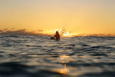 Surfer bei Sonnenuntergang, Bali, Indonesien - KNTF04313