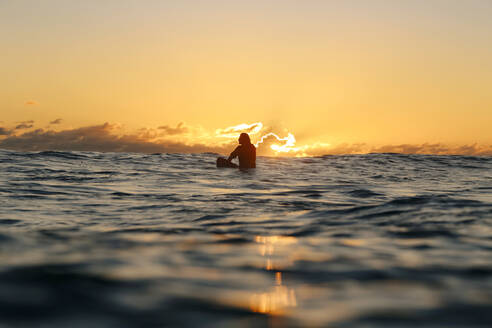 Surfer bei Sonnenuntergang, Bali, Indonesien - KNTF04313