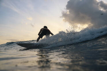 Surfer, Bali, Indonesien - KNTF04320