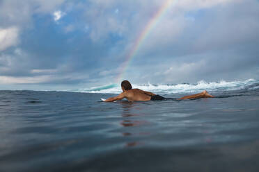 Surfer unter Regenbogen, Bali, Indonesien - KNTF04325