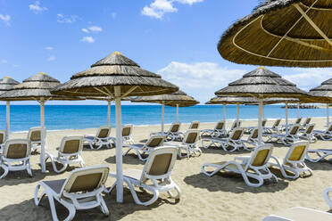 Sonnenschirme und Hängematten am Strand Rio Verde, Marbella, Malaga, Spa - CAVF74508