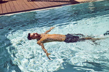 Ein Mann schwimmt in einem Pool. - CAVF74541