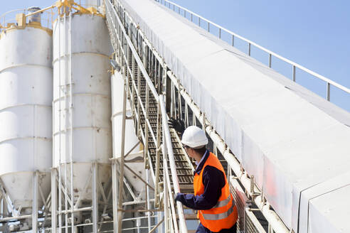 Betonarbeiter mit Helm im Betonwerk - CAVF74581