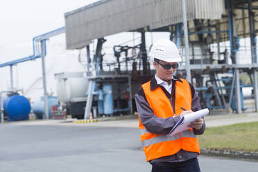 Worker outside with protocol and helmet - CAVF74585