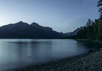 Langzeitbelichtung friedlicher Lake McDonald, Glacier Park, Montana bei Sonnenuntergang - CAVF74616