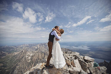 Frisch verheiratetes Paar gibt ersten Kuss auf dem Gipfel des Grand Teton Wyoming - CAVF74637