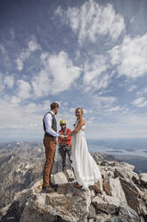 Braut und Bräutigam heiraten auf dem Gipfel des Grand Teton, Wyoming - CAVF74640