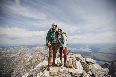 Ein Bergsteiger und eine Bergsteigerin lächeln nach der Besteigung des Grand Teton, Wyoming - CAVF74652