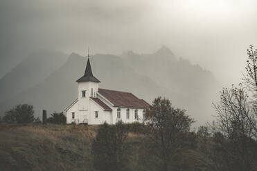 Kirche auf dem Gipfel eines Hügels - JOHF07713