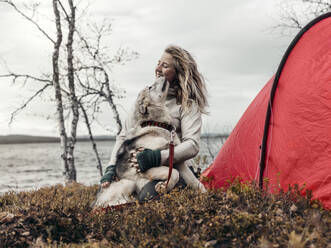 Frau mit Hund vor einem Zelt - JOHF07721