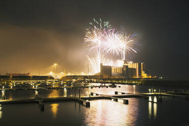 Feuerwerk über der Stadt - JOHF07731