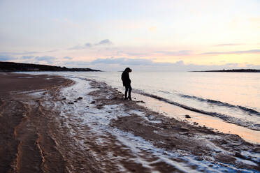 Person am Meer - JOHF07737