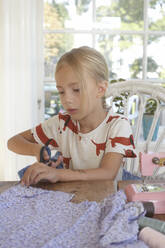 Girl sewing - JOHF07779