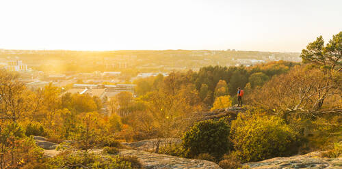 Mann mit Blick auf Sonnenuntergang - JOHF07785