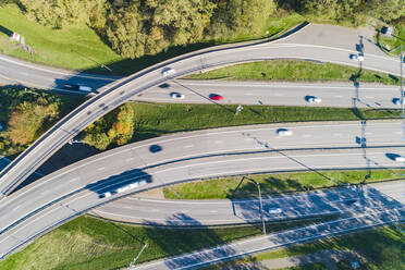 Luftaufnahme eines Autobahnkreuzes in der Stadt - JOHF07789