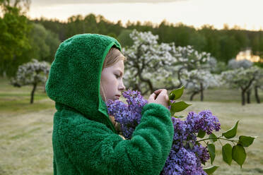 Girl with lilac flowers - JOHF07809