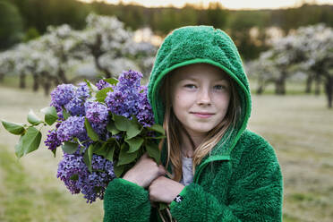 Girl with lilac flowers - JOHF07810