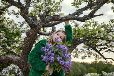 Girl with lilac flowers - JOHF07811