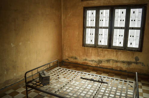 Innenansicht einer Gefängniszelle im Tuol Sleng Genocide Museum, Phnom Penh, Kambodscha. - MINF13290