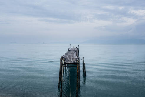 Seascape with old wooden jetty under a cloudy sky. - MINF13332