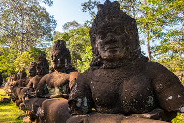 Statuen am Eingang von Angkor Thom, Kambodscha - MINF13383