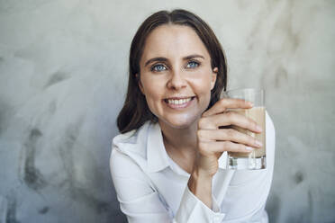 Porträt einer lächelnden Frau mit Glas in der Hand - PNEF02304