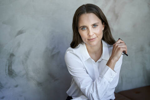 Porträt einer selbstbewussten Frau mit weißem Hemd, lizenzfreies Stockfoto