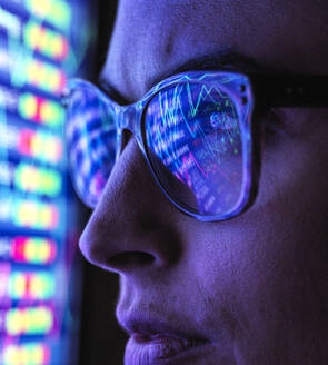 Female analyst viewing financial market data on a screen - ABRF00682