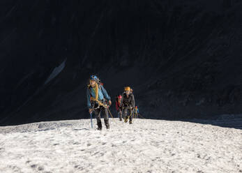 France, Mont Blanc Massif, Chamonix, Mounaineers climbing mounatin in snow - ALRF01708