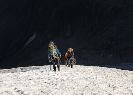 Frankreich, Mont-Blanc-Massiv, Chamonix, Mounaineers beim Klettern auf dem Berg im Schnee - ALRF01708