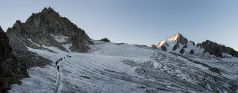 Frankreich, Mont-Blanc-Massiv, Chamonix, Bergsteiger am Glacier du Tour, lizenzfreies Stockfoto