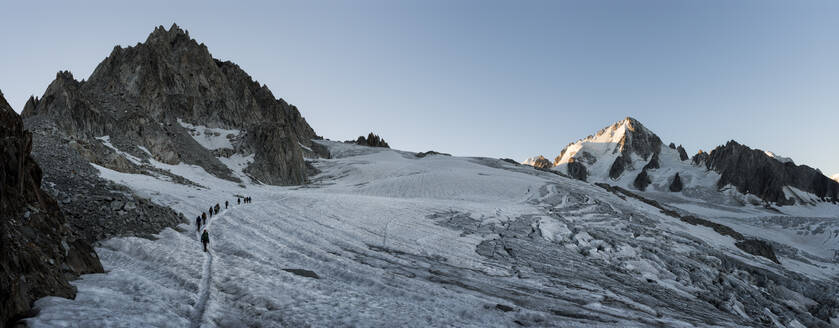 Frankreich, Mont-Blanc-Massiv, Chamonix, Bergsteiger am Glacier du Tour - ALRF01710